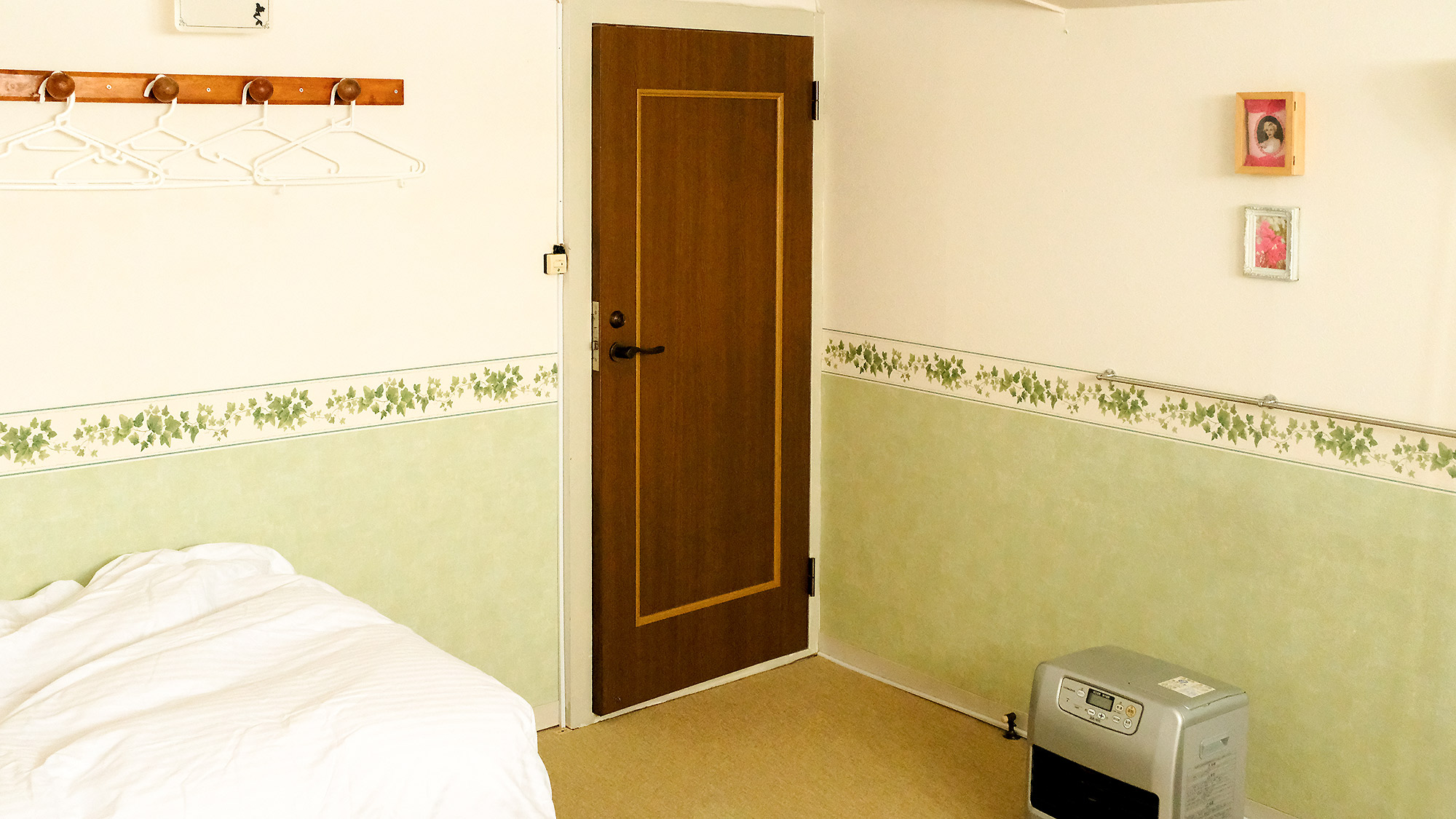 ・【お部屋】ファンヒーターを完備しております。冬の滞在もぽかぽかで安心です