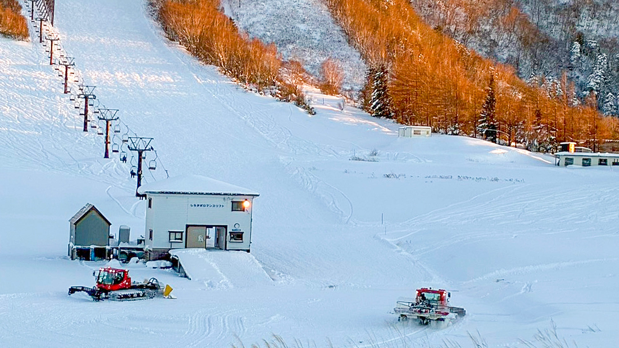 ・【スキー場】穏やかな光に包まれる雪山。心ゆくまでウィンタースポーツをお楽しみください