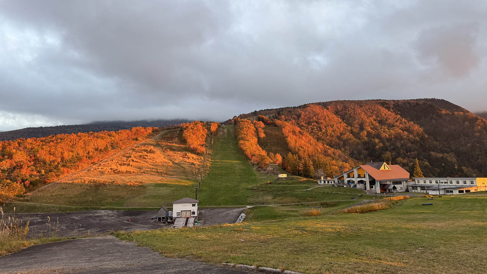 ・【周辺】秋の西吾妻山。西日に染まる紅葉は、息をのむ絶景です