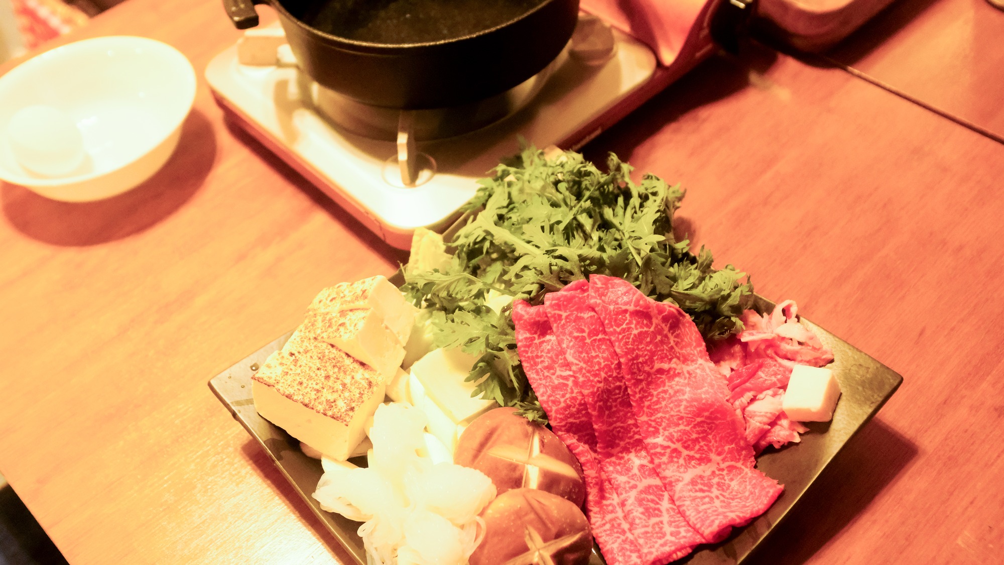 ・【ご夕食】贅沢に米沢牛すき焼きを。お好みで量と質をグレードアップ！（5000円～）