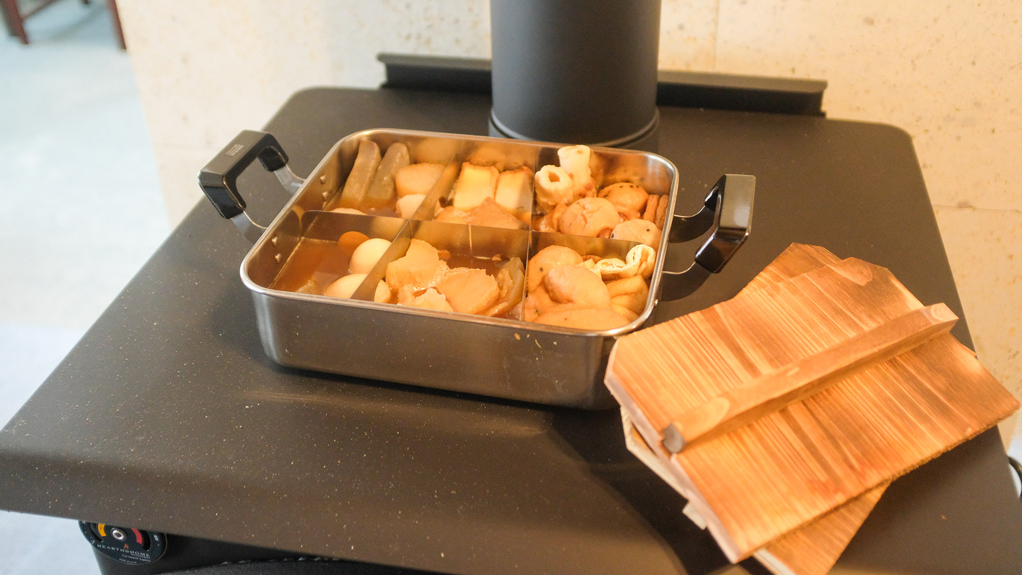 ・【暖炉】冬にぴったりのおでんも暖炉で温めます。心安らぐ時間をお過ごしください