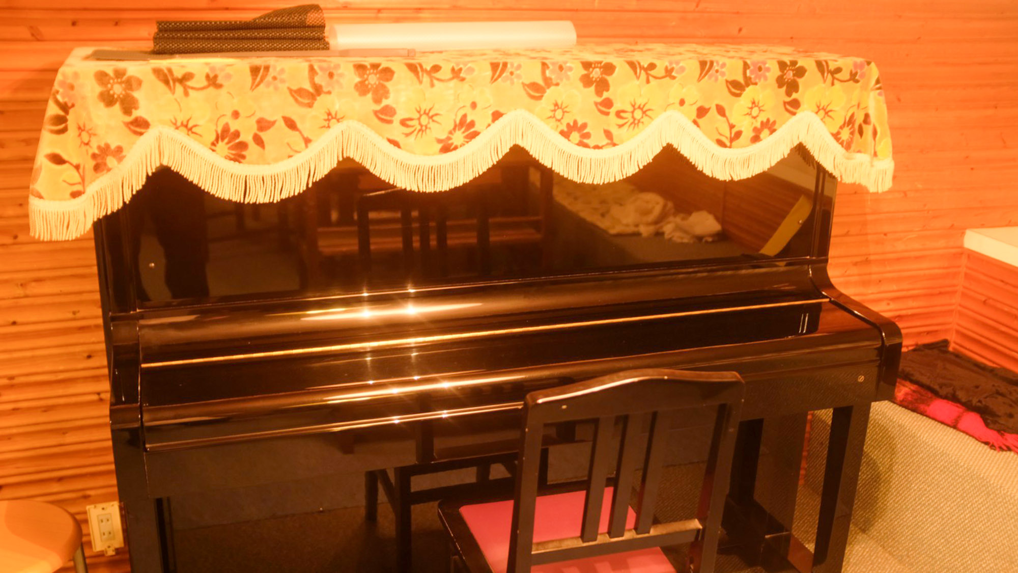 ・【楽器】自由に触れるアップライトピアノを食堂に設置。練習や演奏大歓迎です！