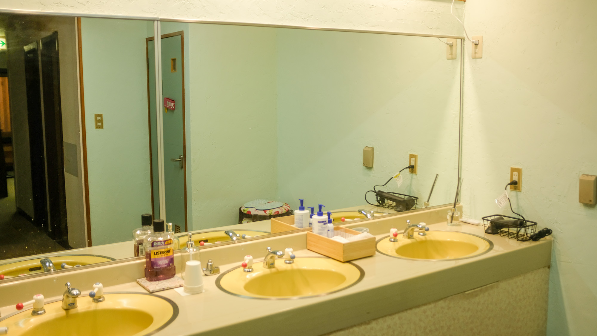 ・【洗面所】バスアメニティ、ドライヤー完備！大きな鏡でうれしい朝の身支度も安心