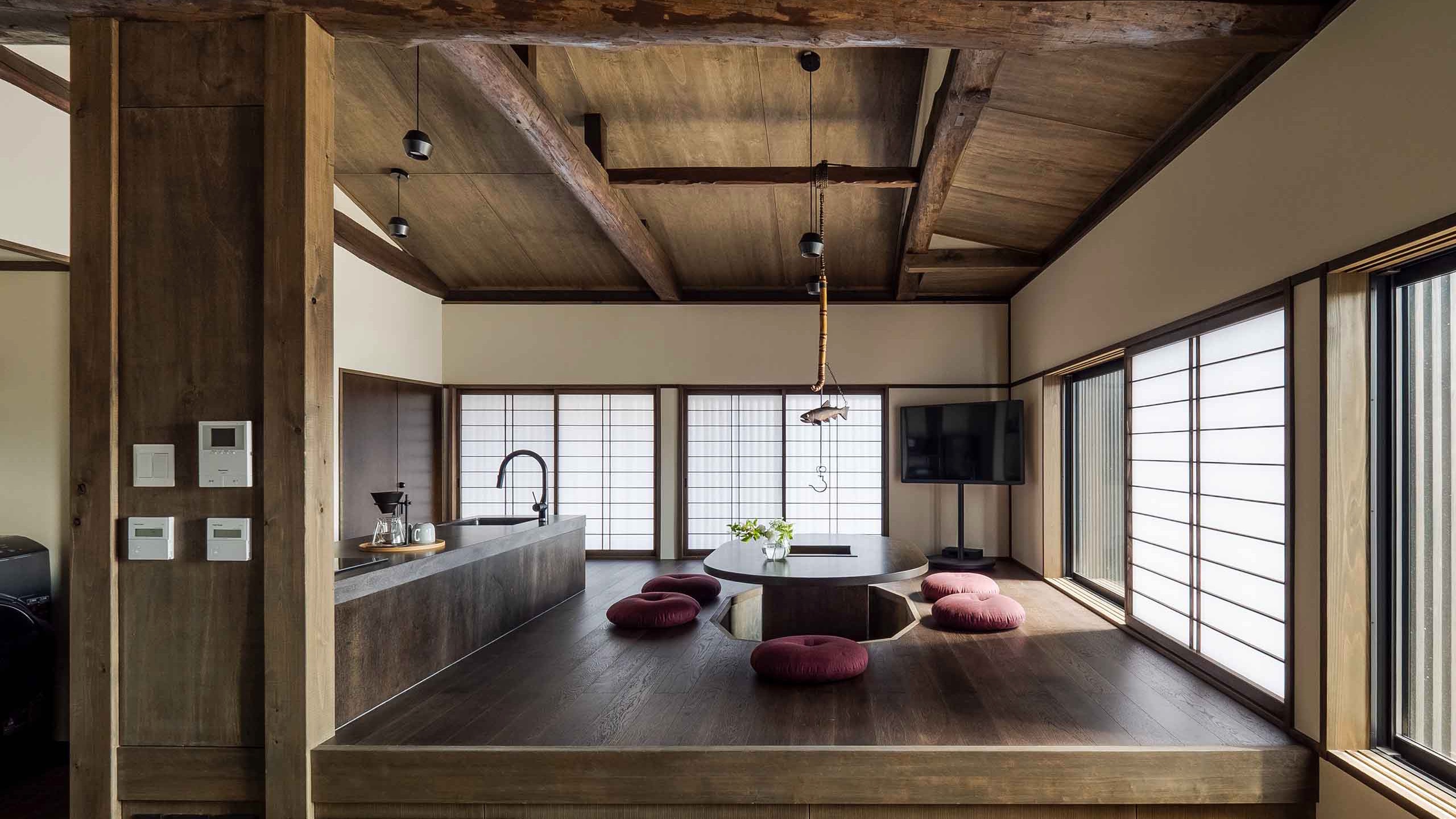 高い天井に町家本来の姫小松の梁が通り、町家の趣を感じる空間です。