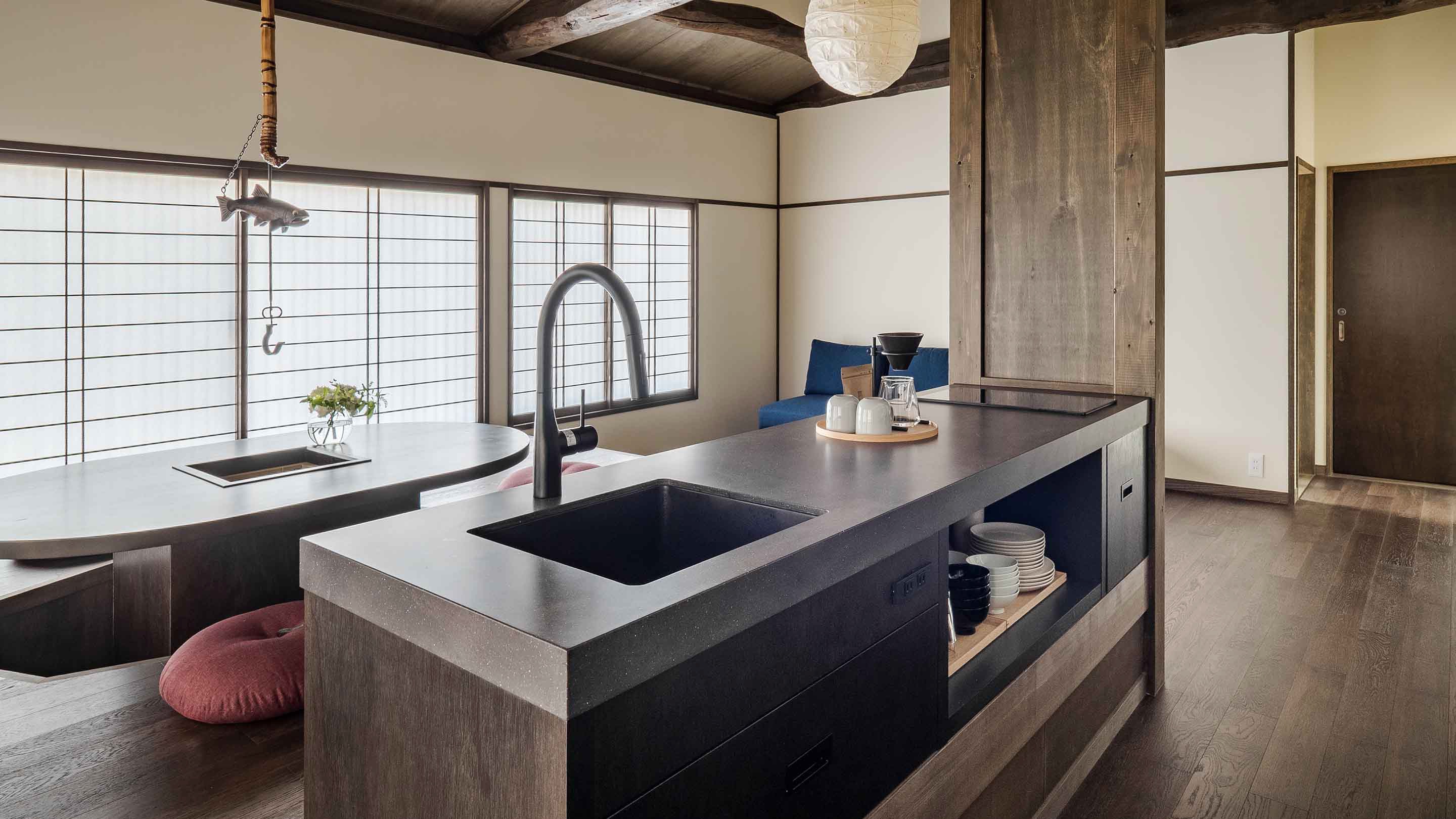 旅の仲間と共に調理を楽しめるオープンキッチン。近くの「陣屋前朝市」で揃えた食材を使ってのお料理もおすすめ。