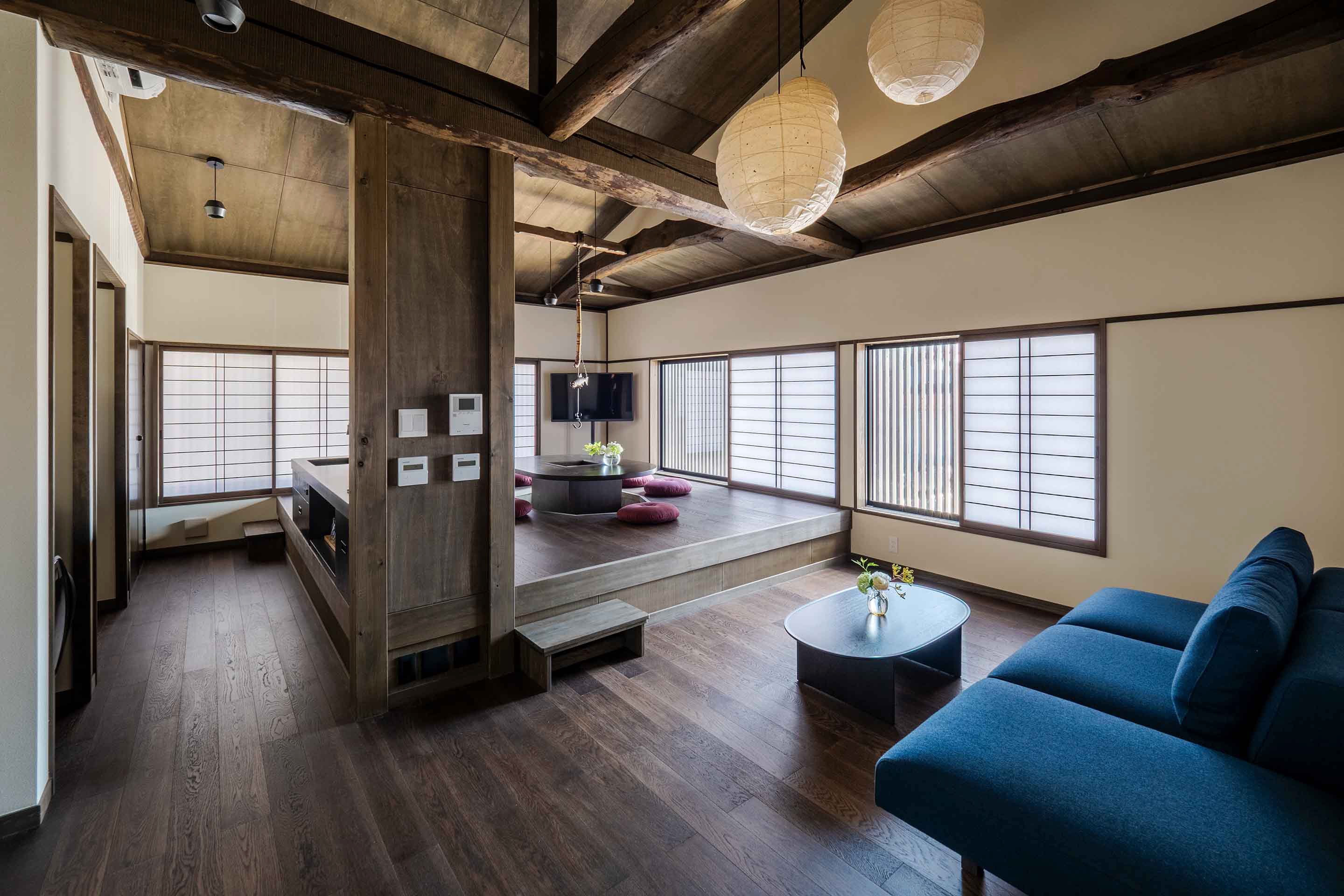 町家の歴史を刻んだ姫子松の梁が高い天井に渡り、美濃和紙の照明がモダンで優美な空間を演出します。 