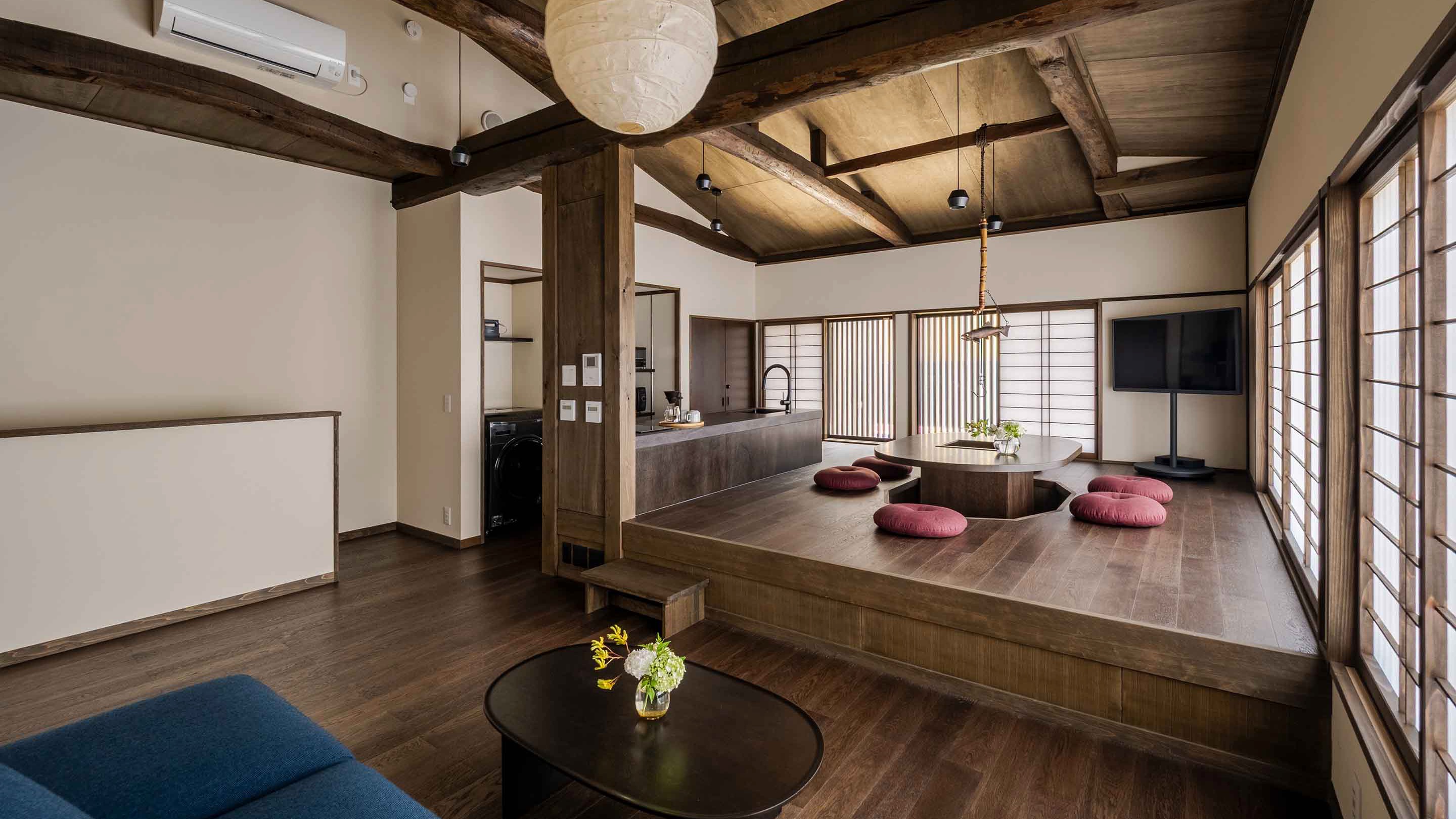 歴史を感じる姫小松の梁が剥き出しとなった開放的な空間で、旅の仲間と心あたたまるひとときを。