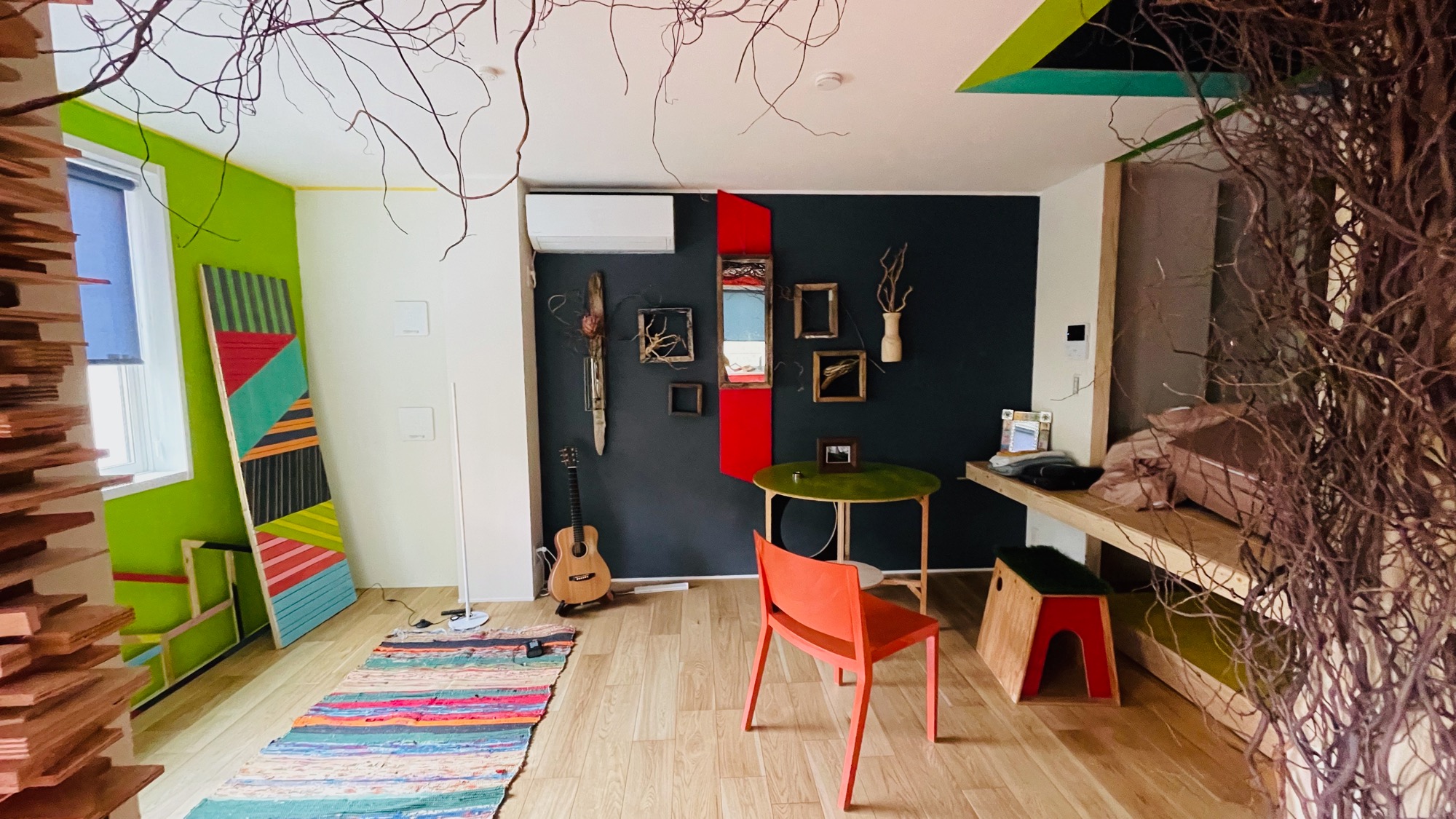 2F 半壁とアート作品、木のトンネルで仕切られた癒しの空間