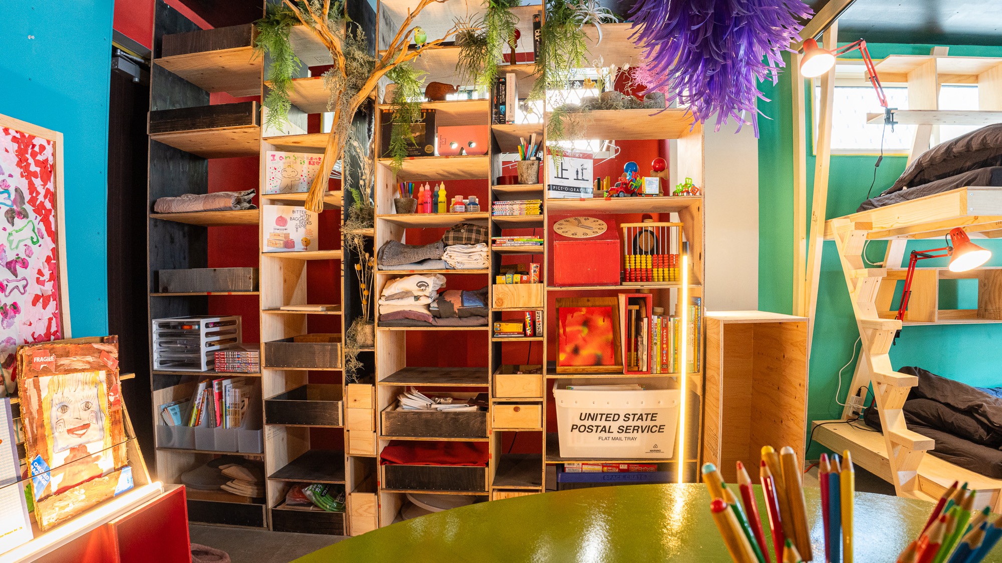 1F ライブラリー、おもちゃ、服入れ（多目的な棚）