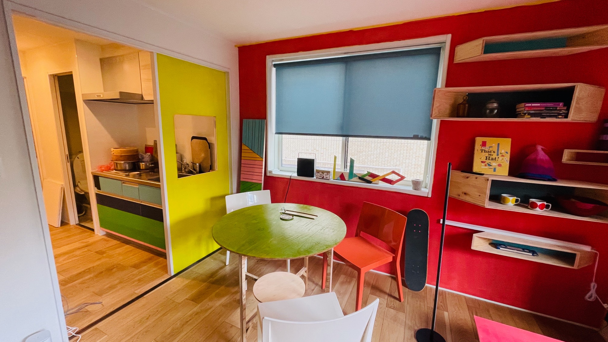 2F 部屋の一部、ダイニングとキッチンの全体像