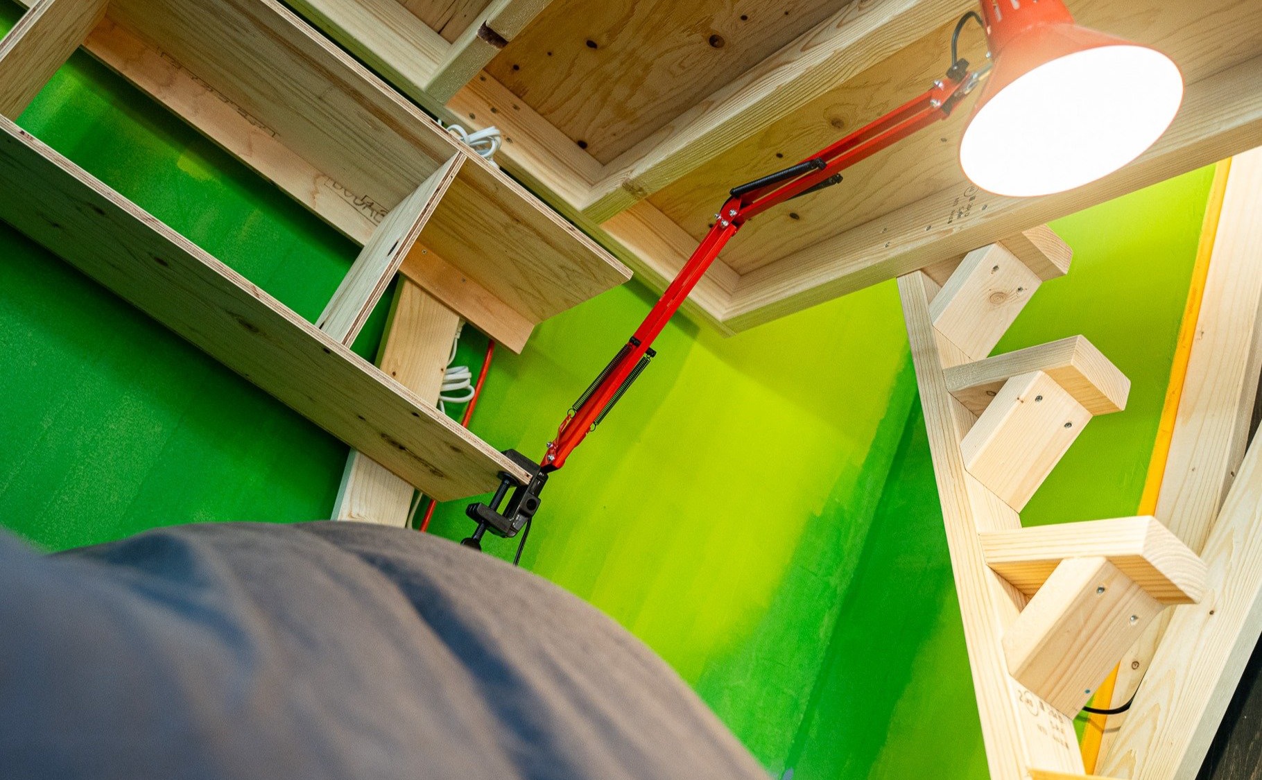 それぞれのベッド横にライトと充電ポートがあり、快適にお過ごしいただけます