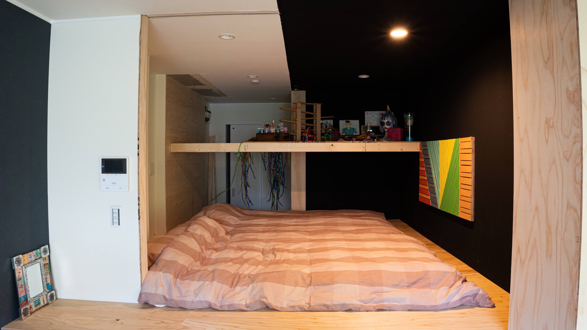 高さの台にシングル＋セミダブル。上の棚におもちゃや本で遊び心ある空間
