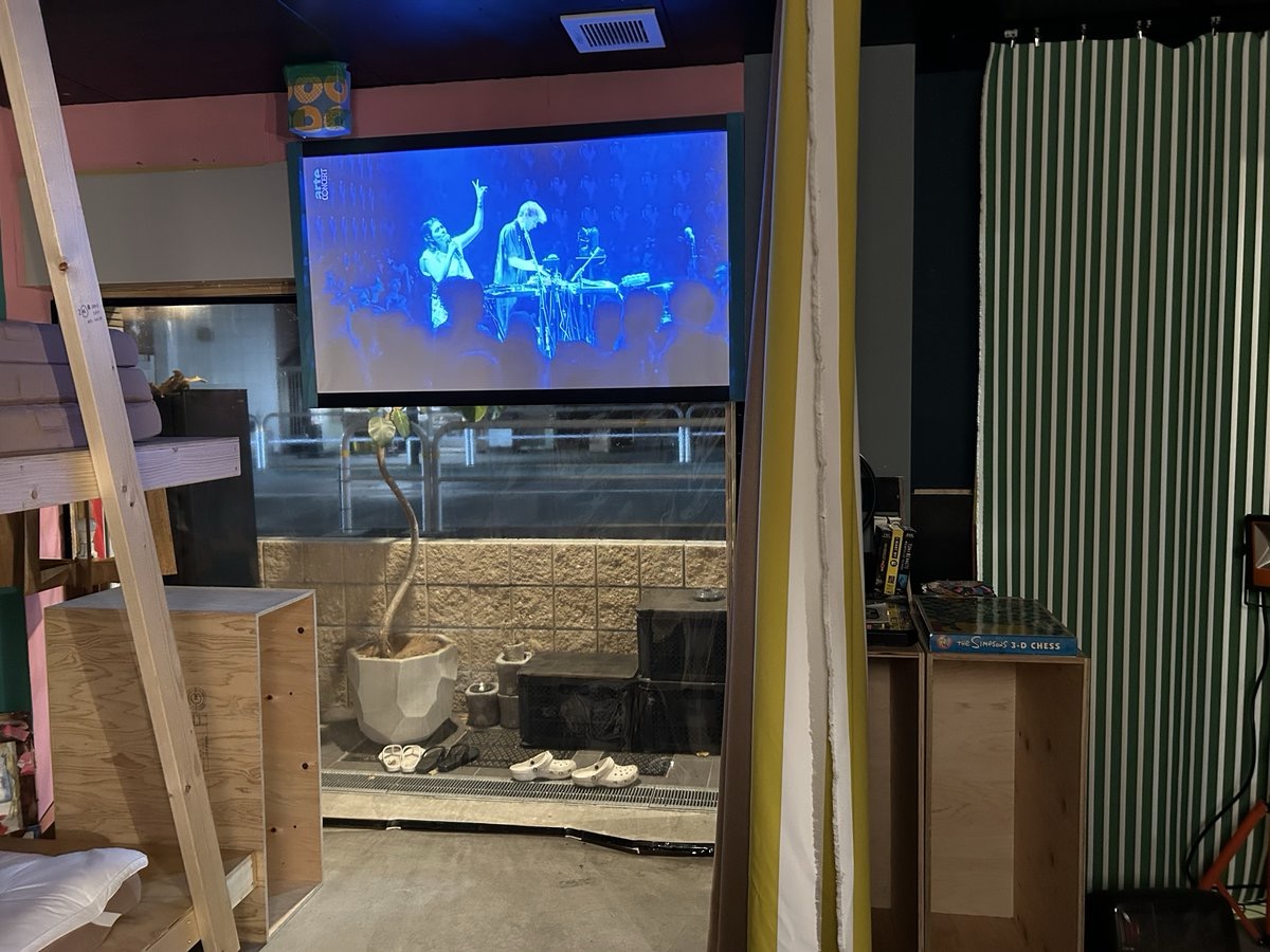 1F 寝ころびながら映画や音楽動画を楽しむ