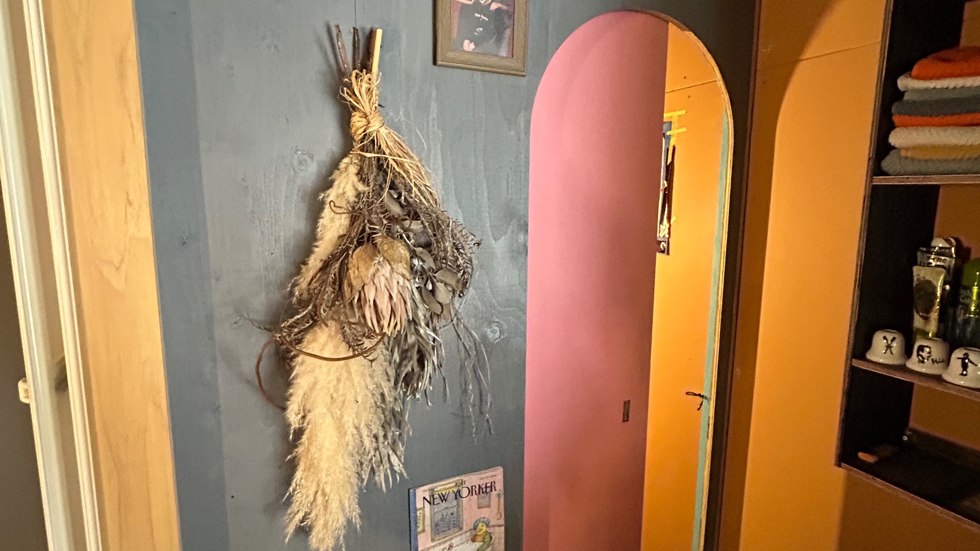 1F 光と形の演出。トイレ前の棚には皆の洗面用小物を置けて便利