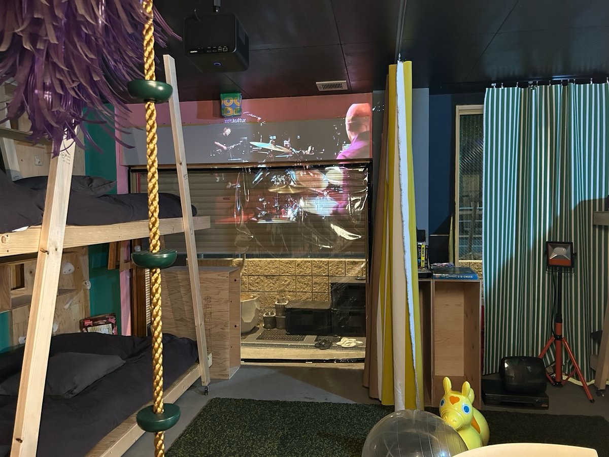 1F ゲートを少し上げて映し出される立体的な映像