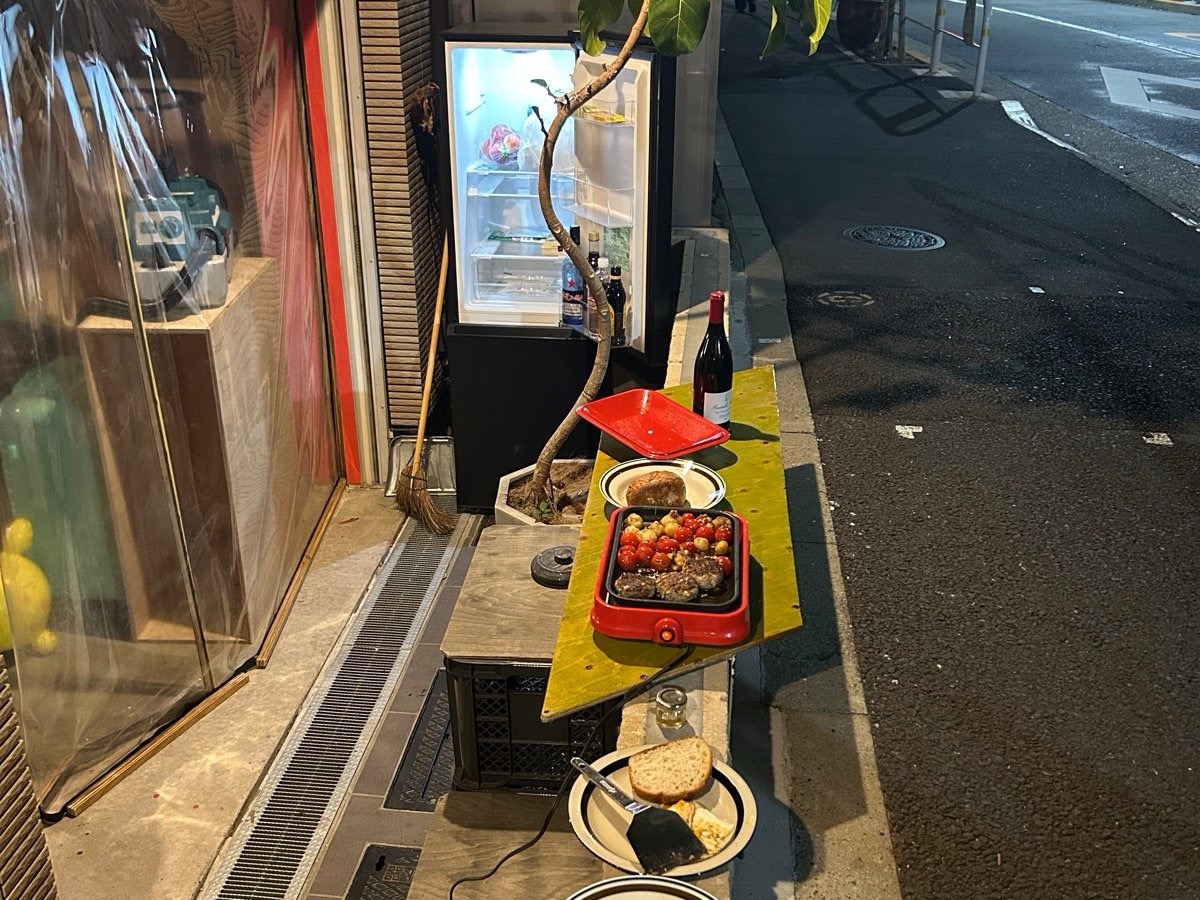 1F 珍しい都内バルコニー。音楽と街景色を楽しみながら、タバコや料理でゆったり過ごせます