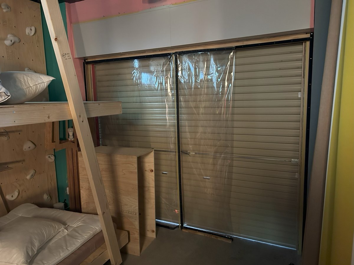 1F ガレージドア（二重ドア）と手作りの防風仕切りを閉めた様子