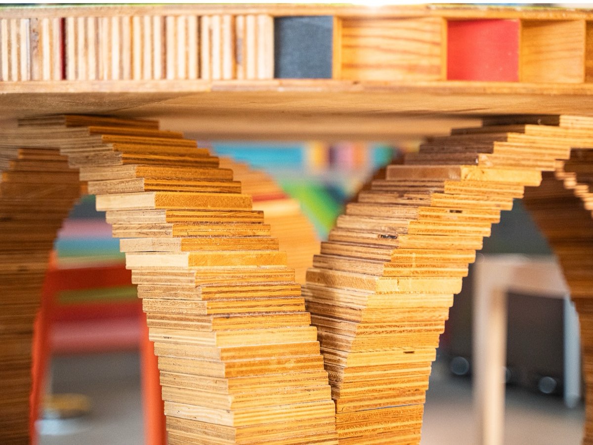 1F 家具もアート。テーブルとオブジェが空間を演出