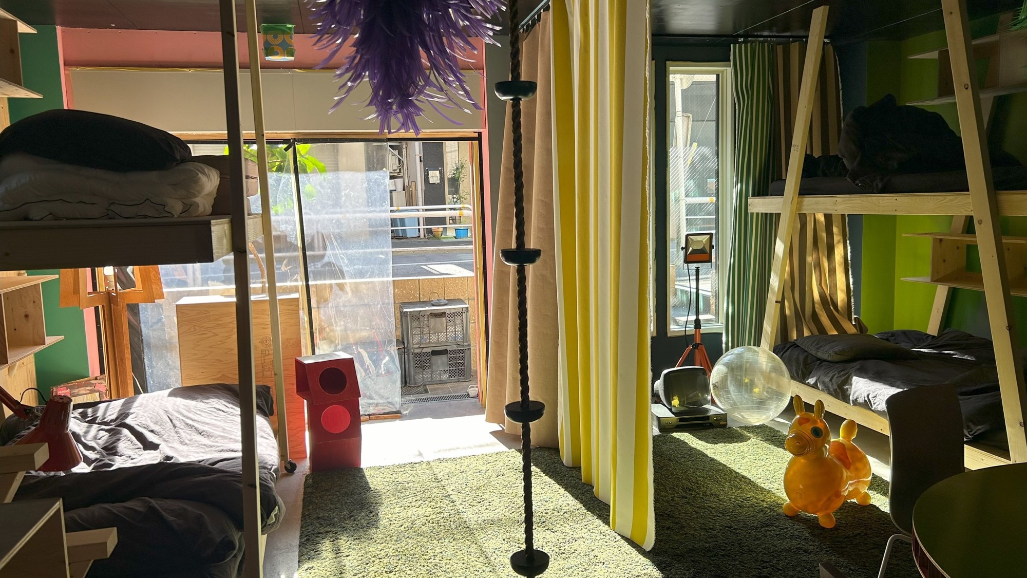 カーテンを閉めると空間がゆるやかに分かれる。日中は光の差し込み方が美い