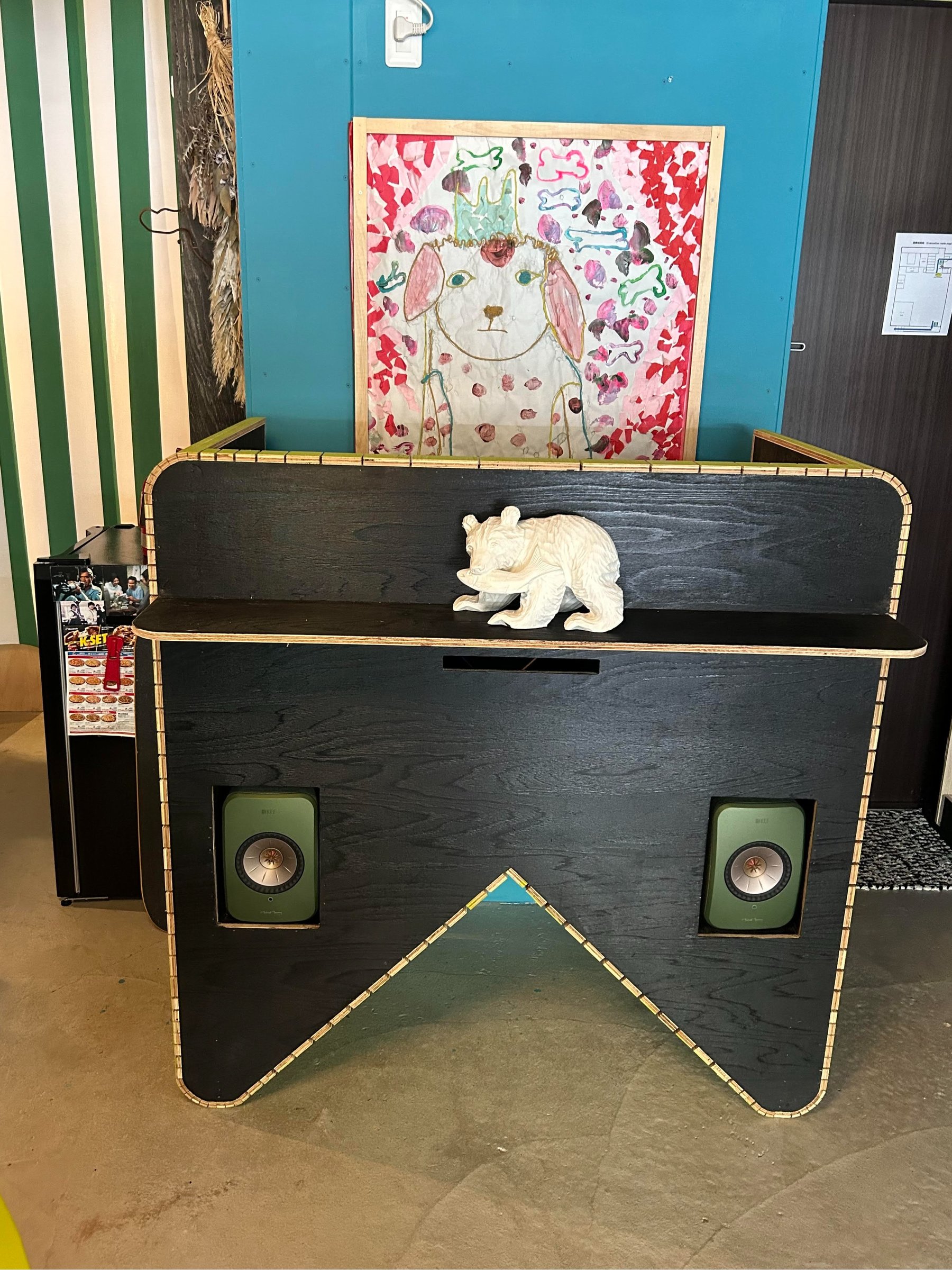 1F 存在感抜群のDJブース