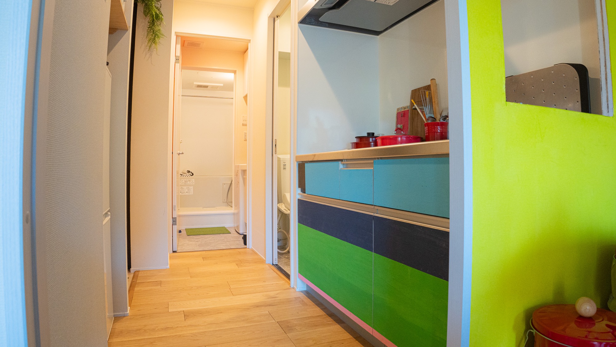 2F カラフルなキッチンと奥のバスルーム。子連れ家族に便利
