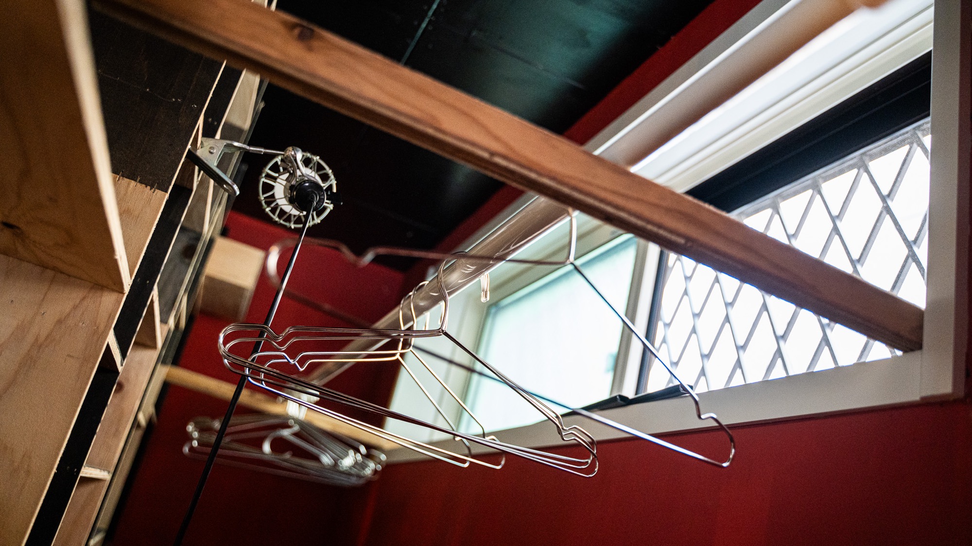 1F 棚の裏に服をかけられ、見てほしくない荷物の置き場にもなります