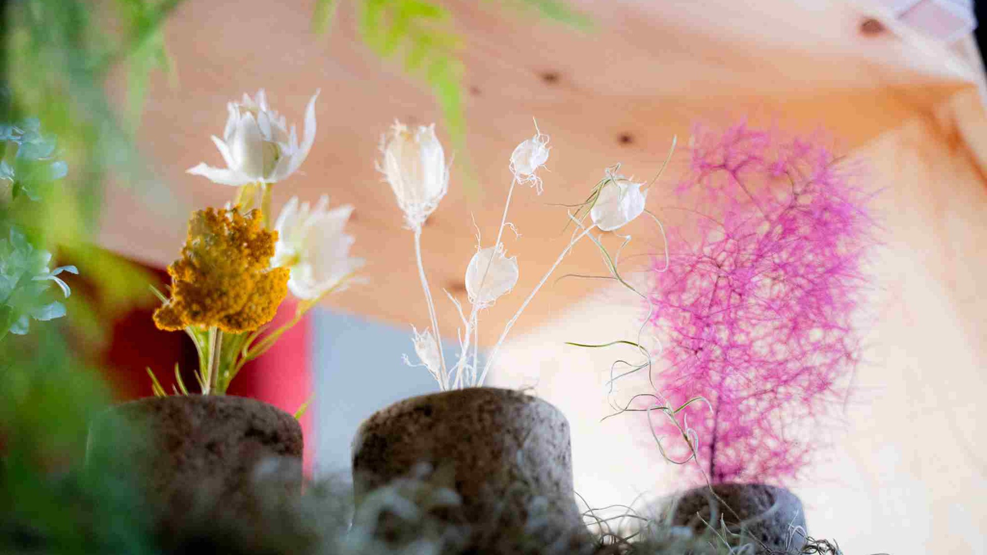 1F 皆の個性が形の違う花として咲くことを象徴するアート作品