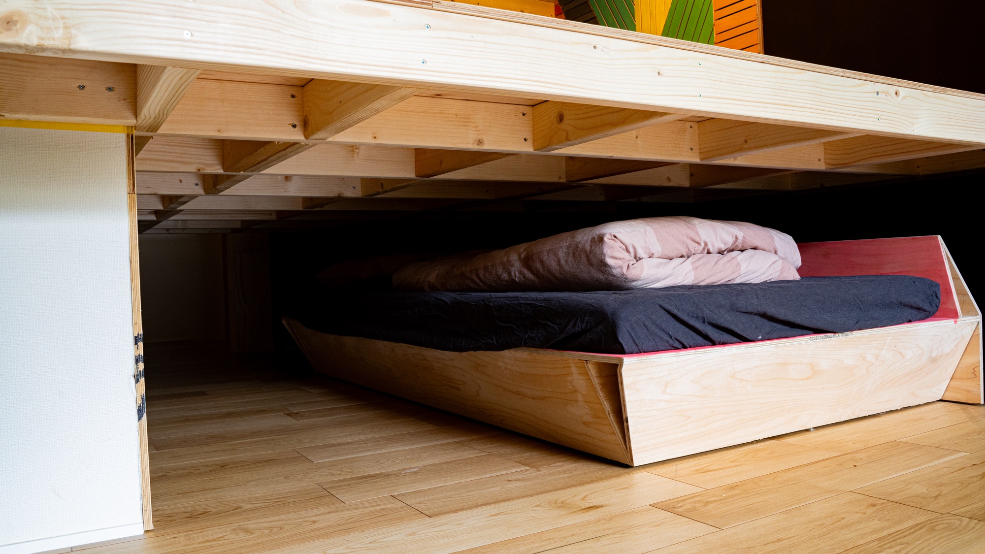 2F ベッド下のキャスター付き、用途に合わせて自由にレイアウト変更可能で。