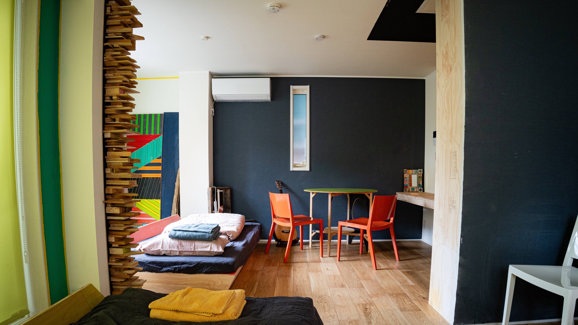 ベッド前のテーブルと椅子で快適