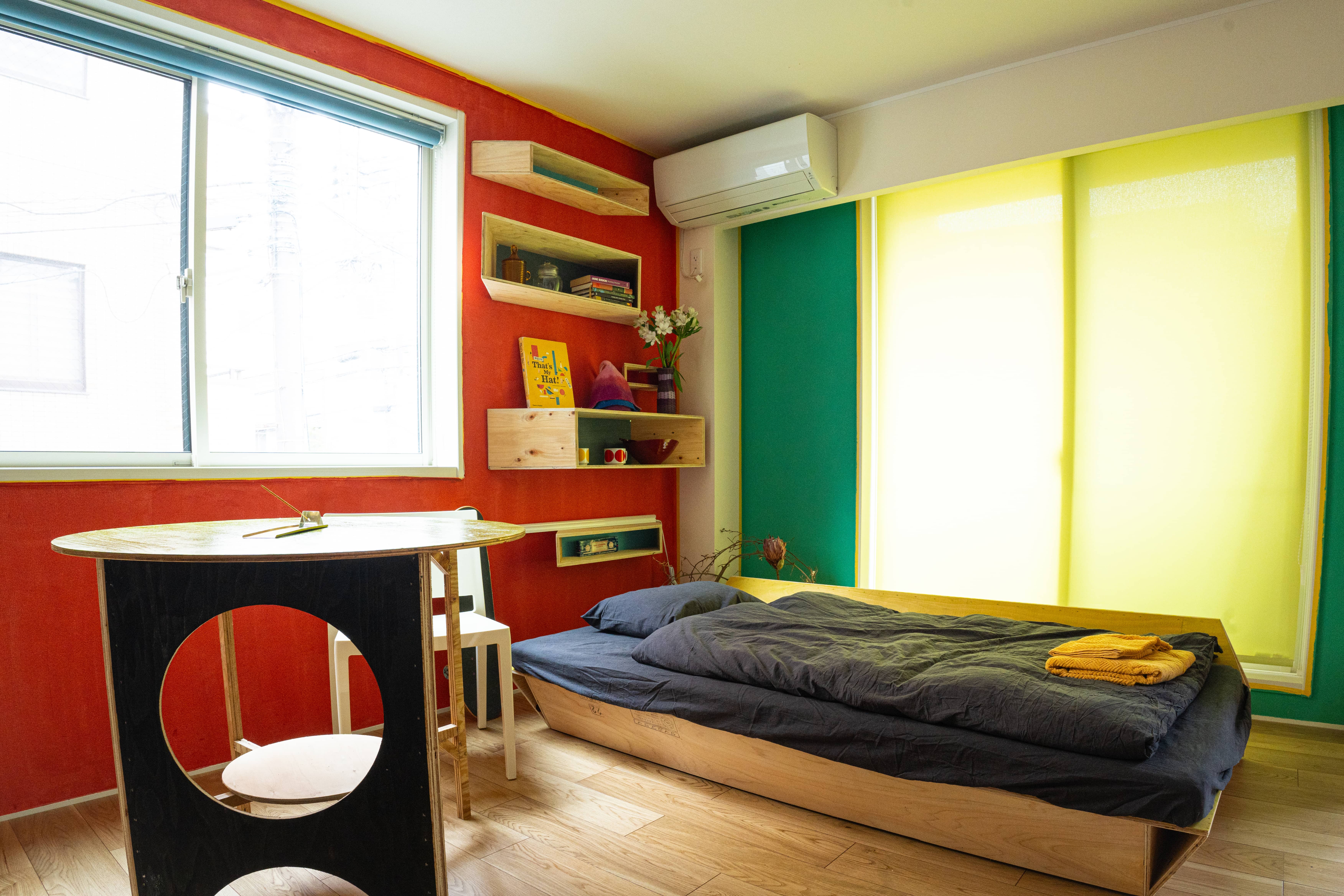 2F ダイニング側に近いシングルベッド。3人だけの時はソファ代わりとしても使えます