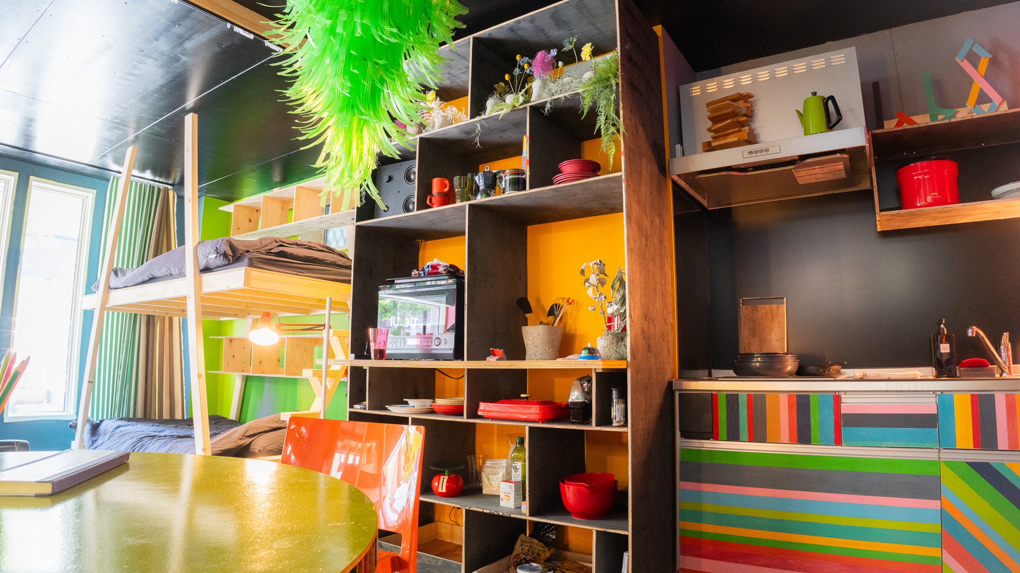 1F 鍋や食器、レンジ・オーブン・ホットプレート完備。便利に使えるカウンター