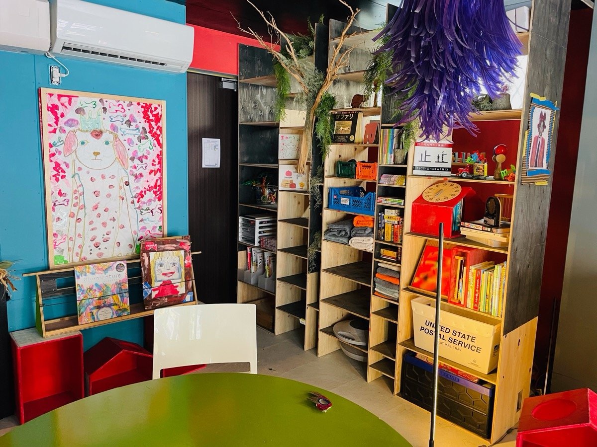 1F 本棚越しに通るアパートドア、リビング経由で外へ