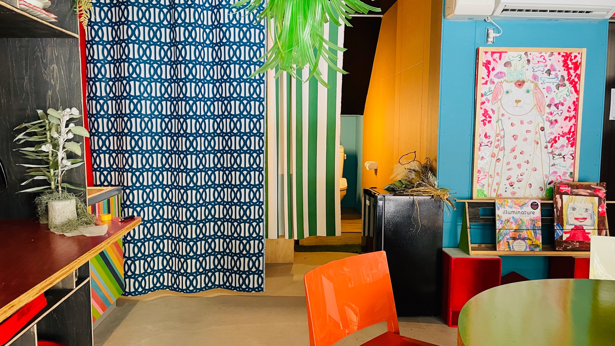 1F　カーテンや小物、アート作品で素敵に演出された遊び心のある空間