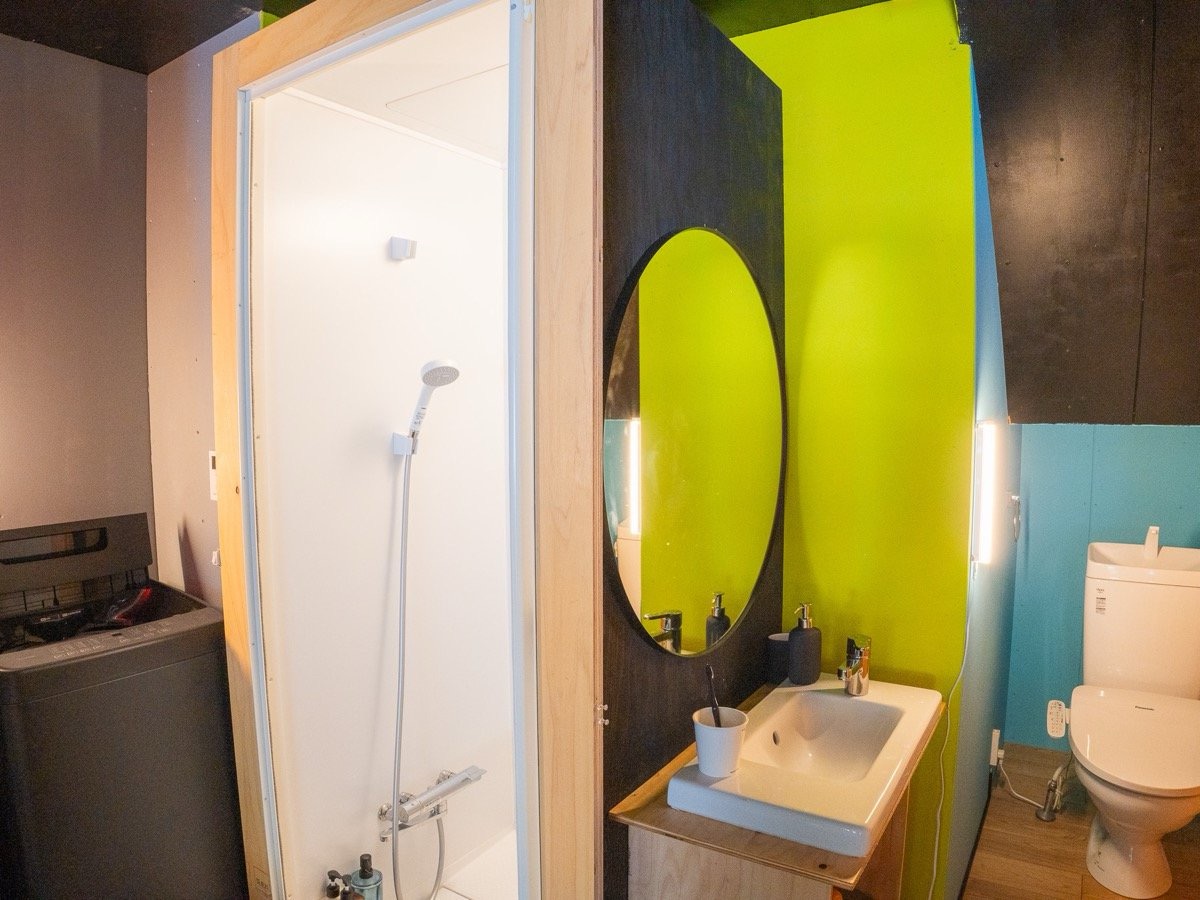 1F モーターシャワー付きデザイン空間※バスタブなし。洗濯機とタオルあり