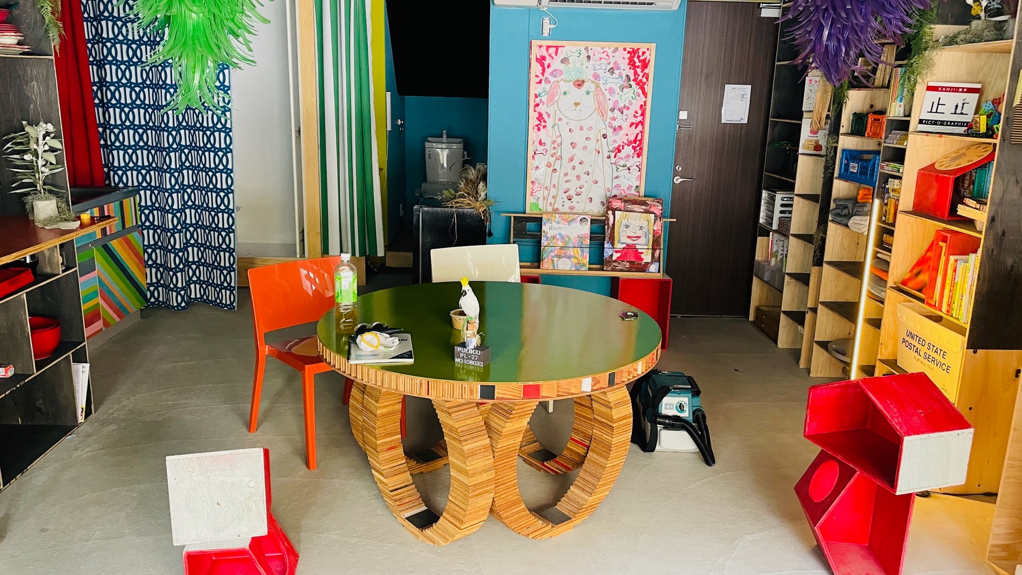 1F 本棚やダイニングの様子がわかる写真。