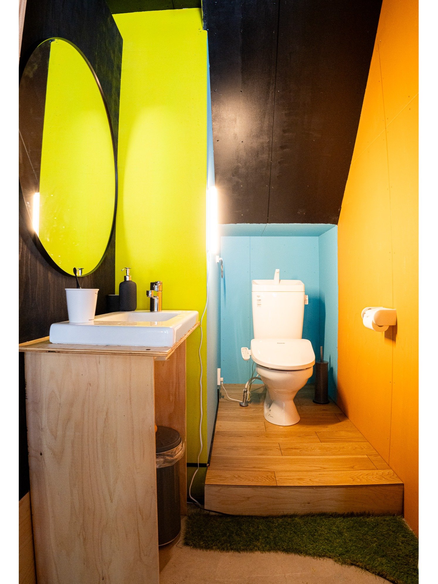 広めモダンなデザインのトイレ