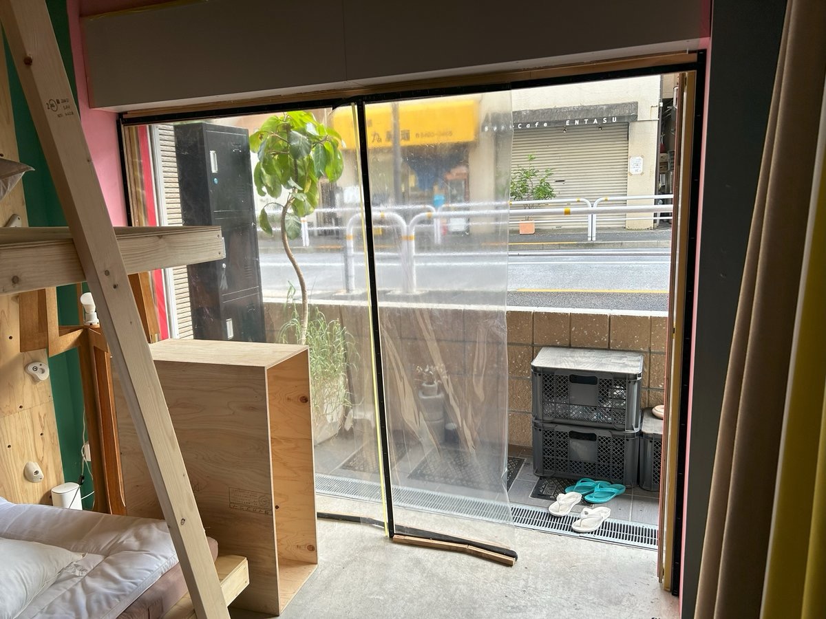 1F  二重ドアのガレージドアと手作り防風仕切りを開放した状態