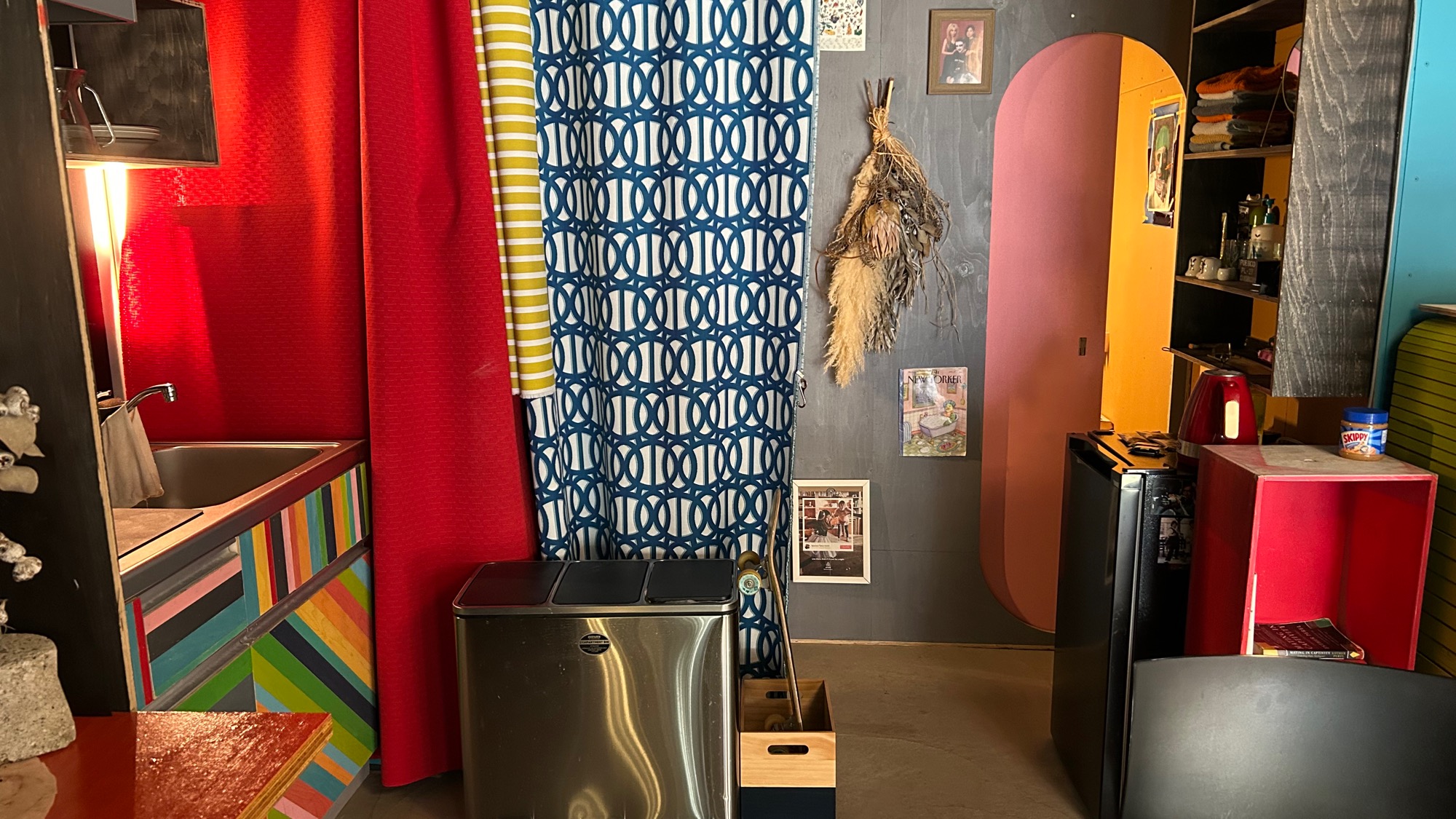 1F トイレはドアが可愛らしく、カーテンのレイアウトもおしゃれな演出