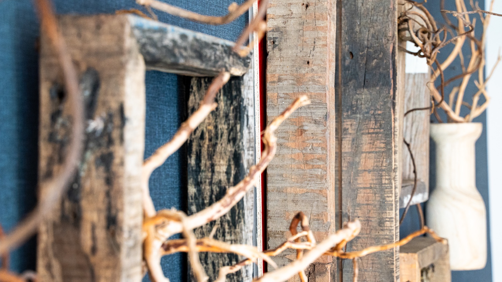 2F 壁一面のアートと鏡で、美しさと実用性を兼ねた空間