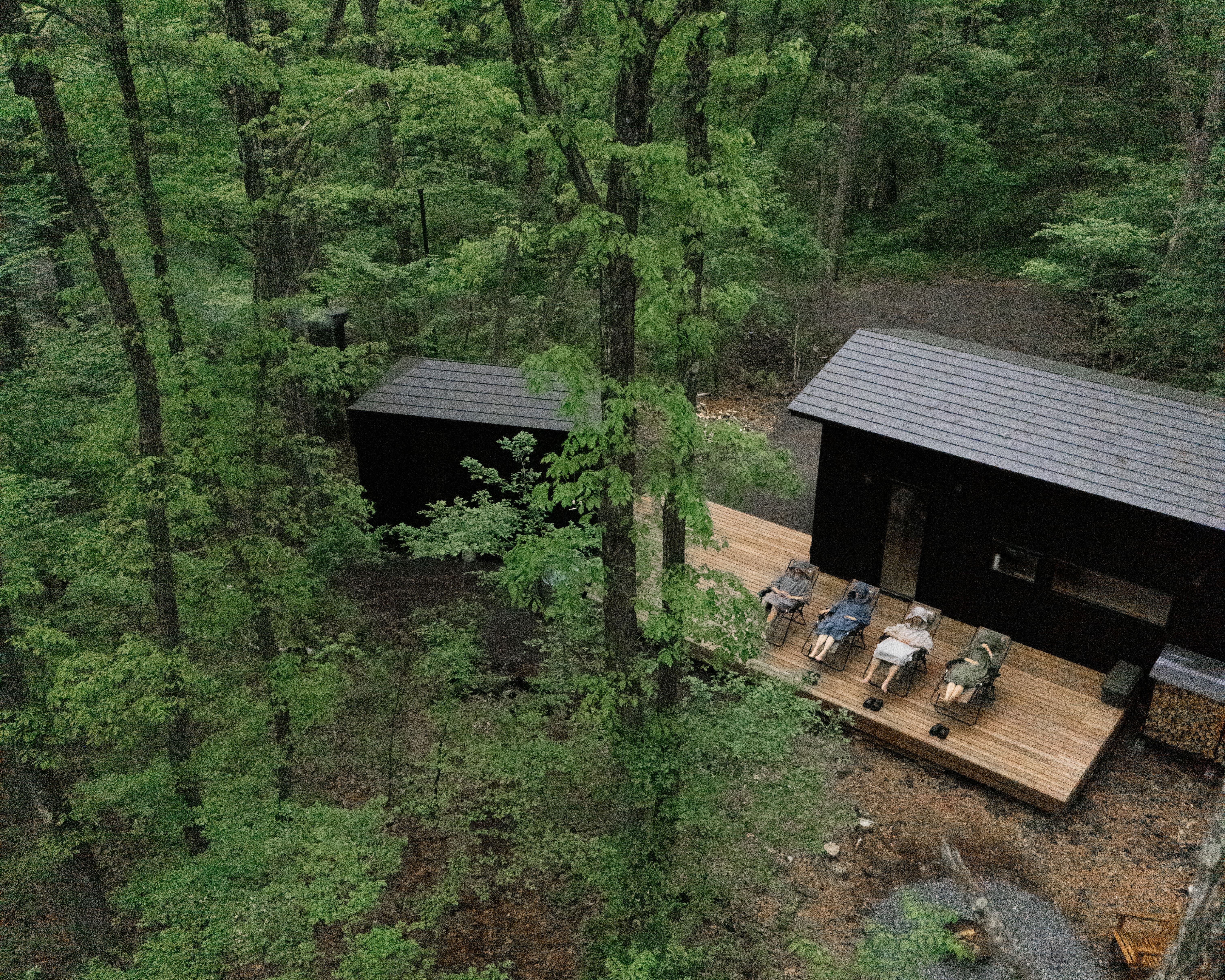 3300㎡の森の中にポツンとある大人の隠れ家です。