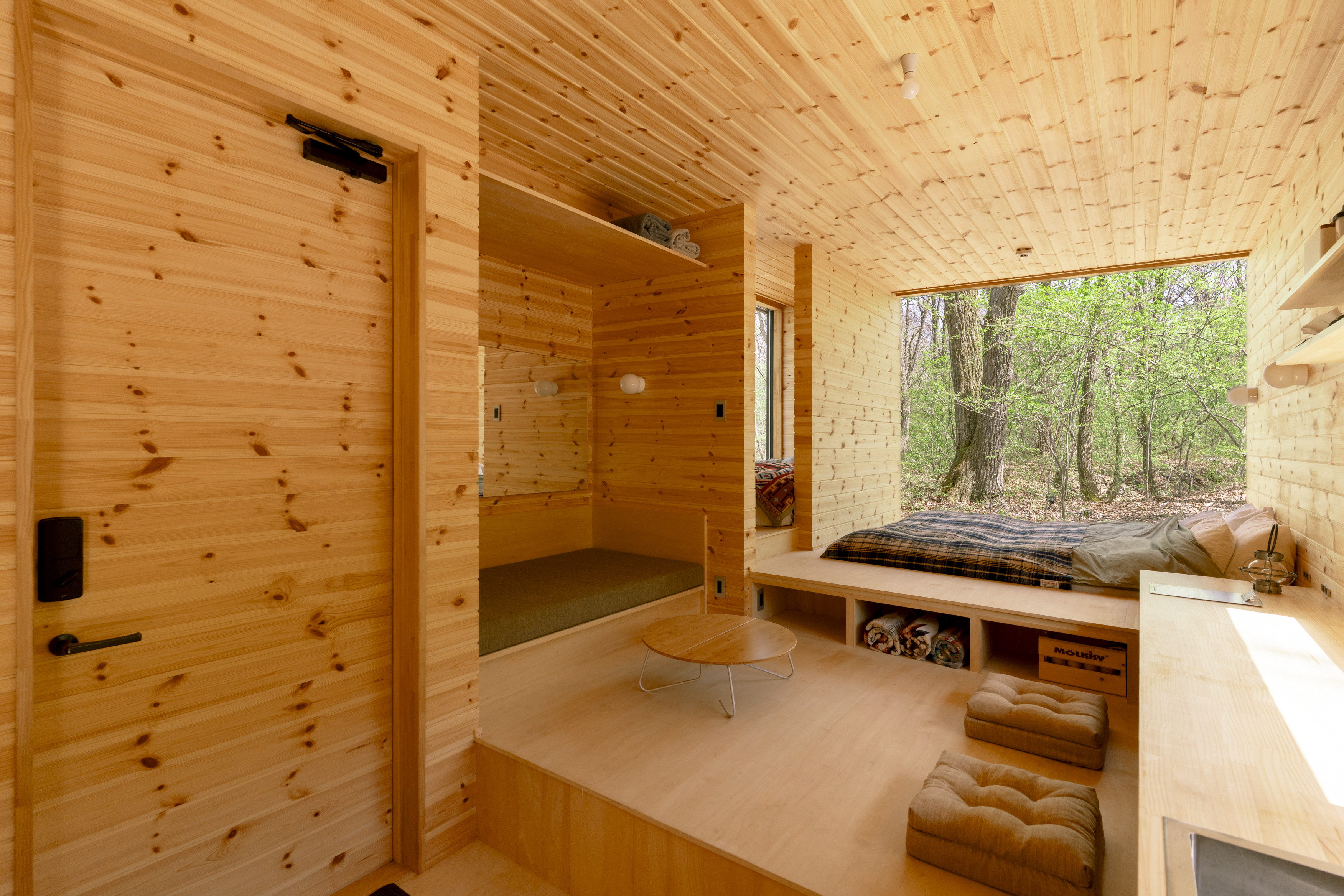 大きなソファベンチでゆっくりお過ごしください。