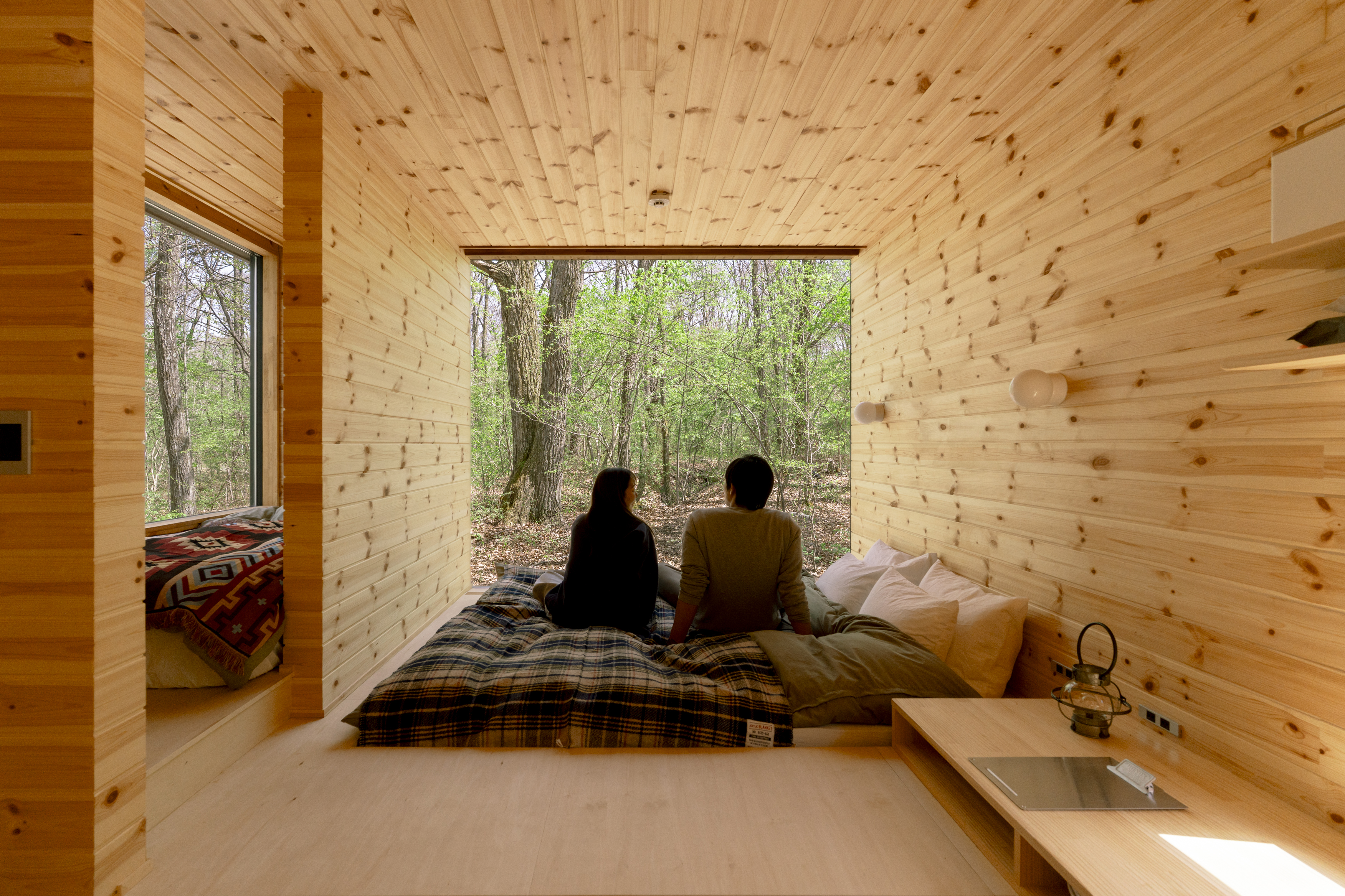 室内_メイン窓_人あり