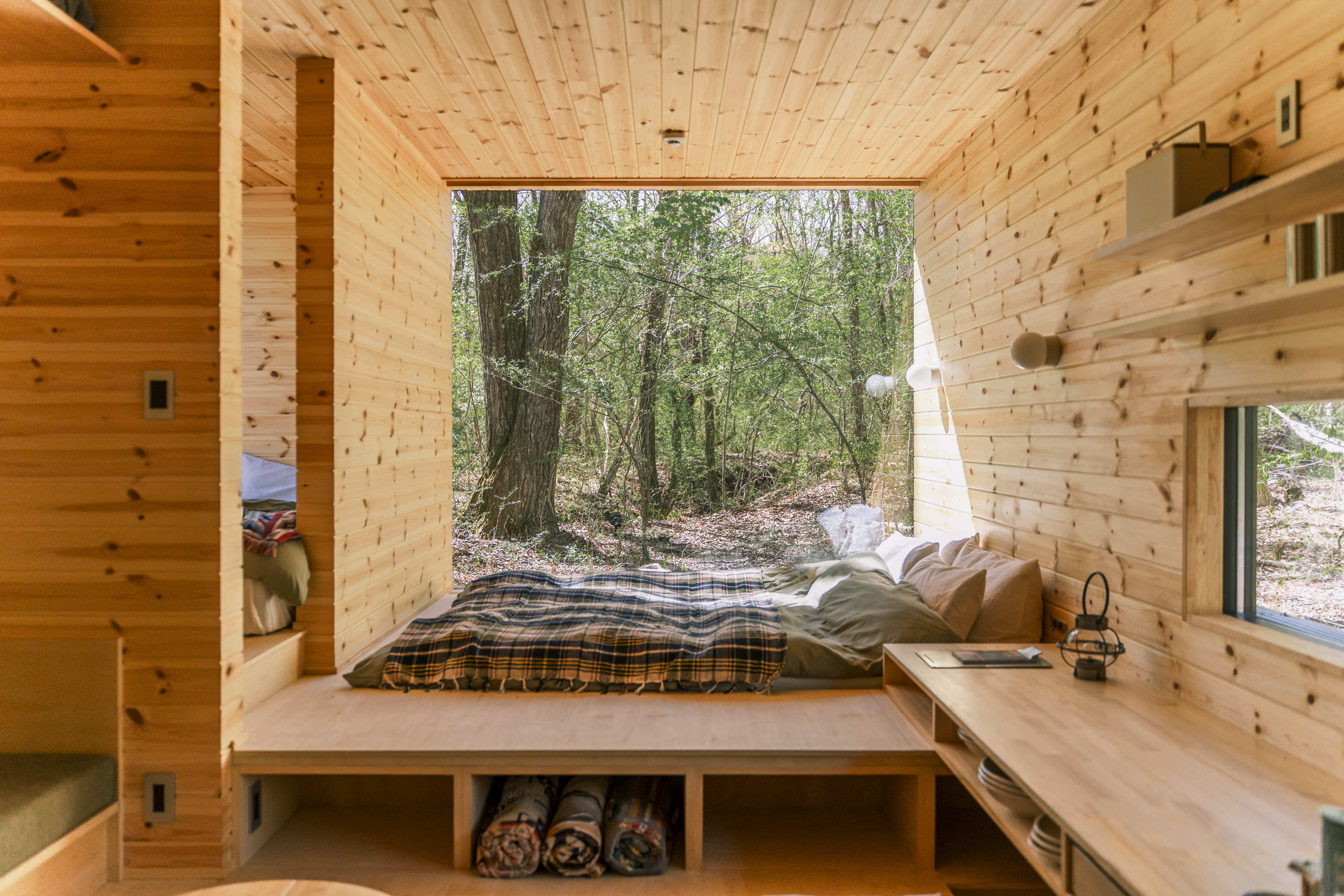 森の中にいるかのように感じる大きな窓。