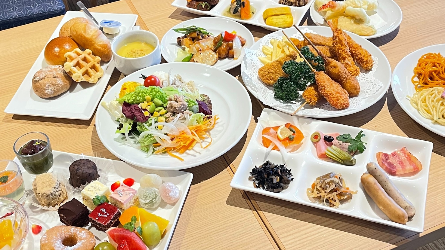 【12時チェックイン/昼食付き】大阪ベイエリアを望むレストランで和洋中30種を楽しむランチビュッフェ