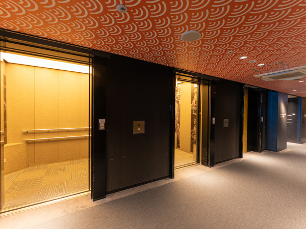 エレベーター前