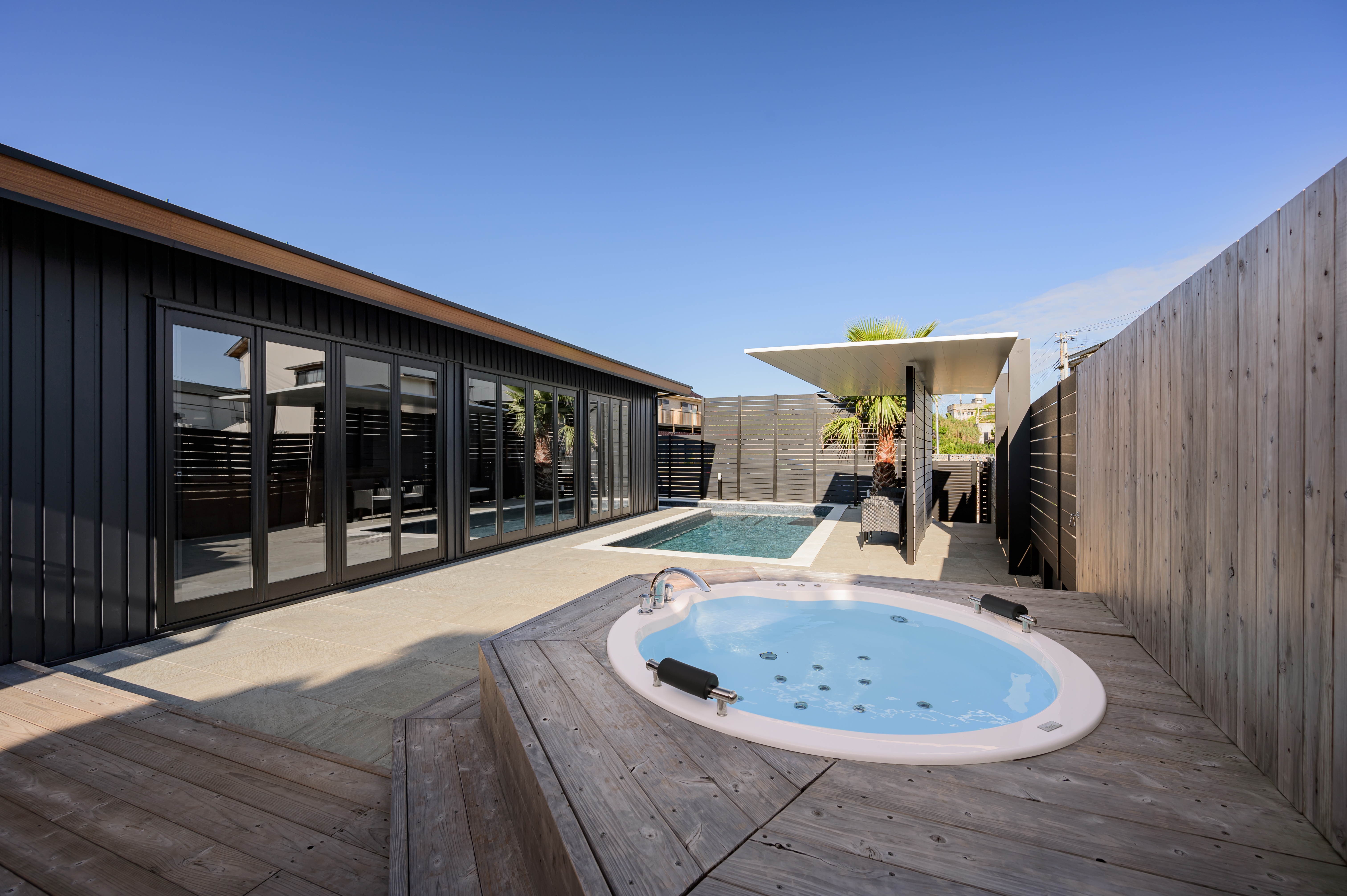 敷地内外観　昼