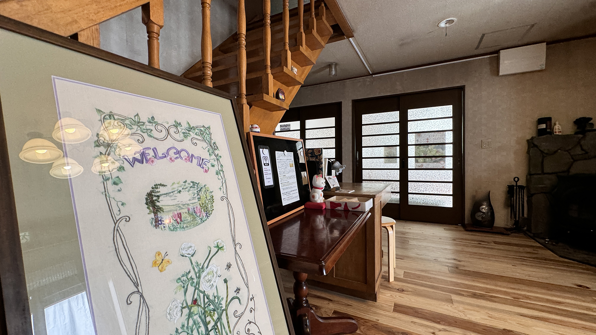 客室へは階段を上っていただきます。