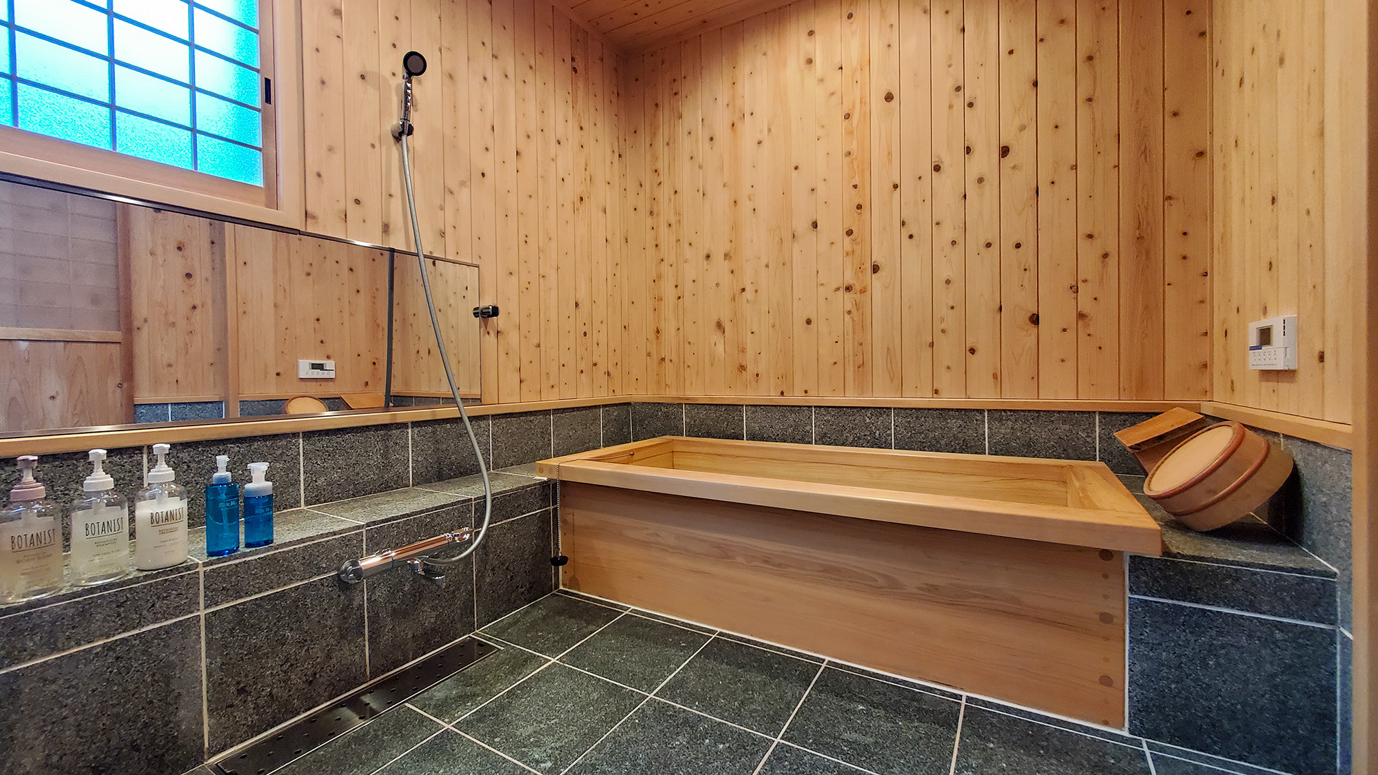 木の温もりを感じる、趣ある浴室。