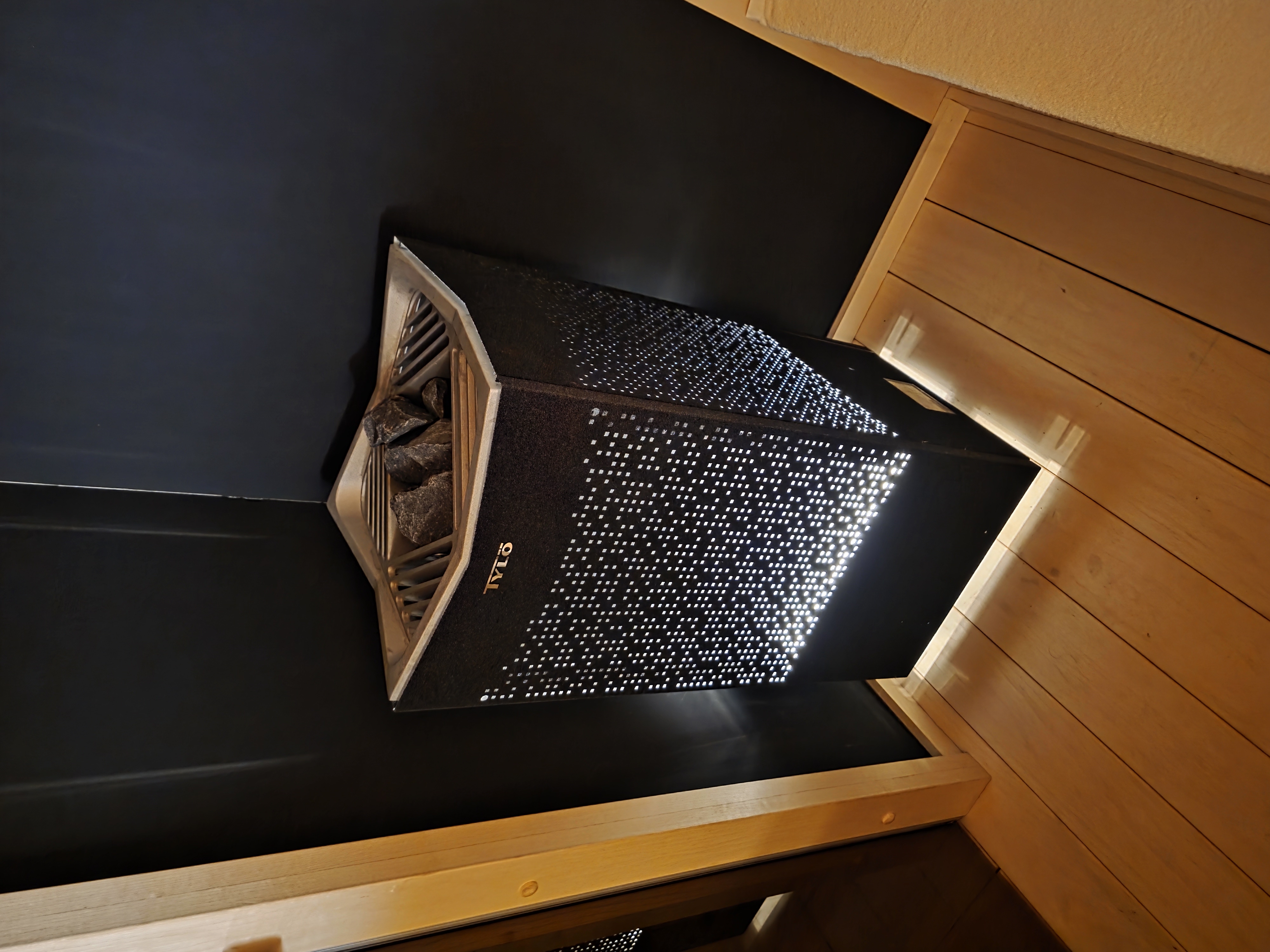 屋上サウナルーム内