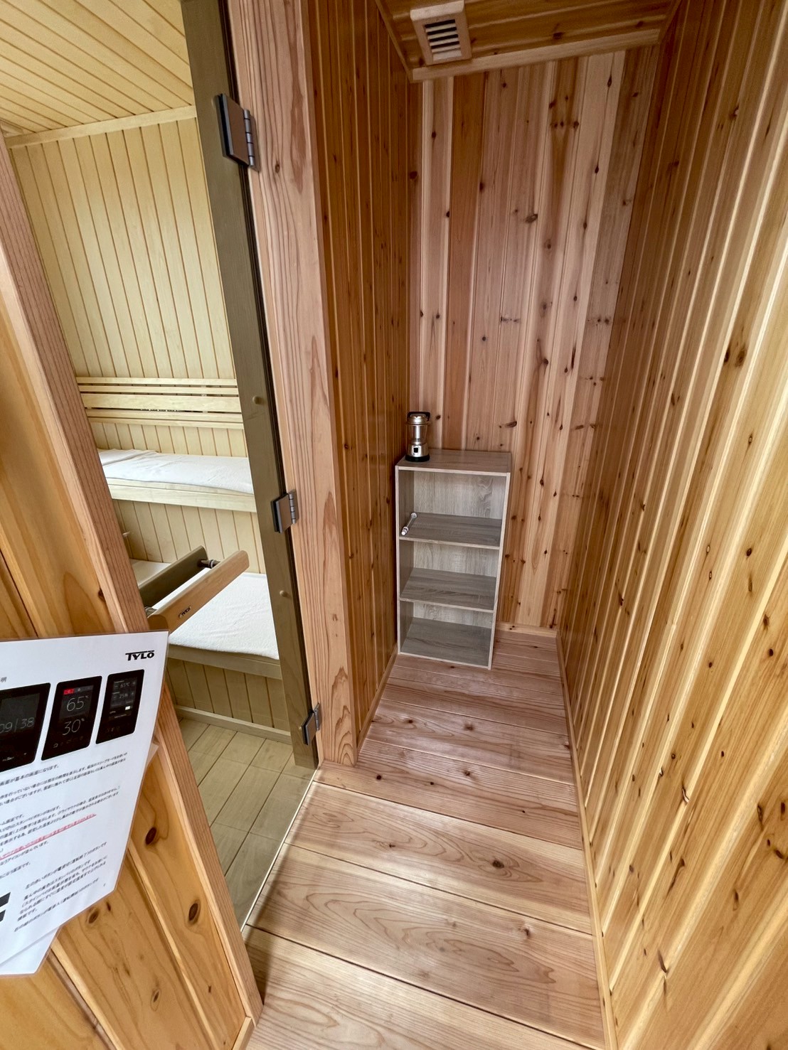 屋上サウナルーム内